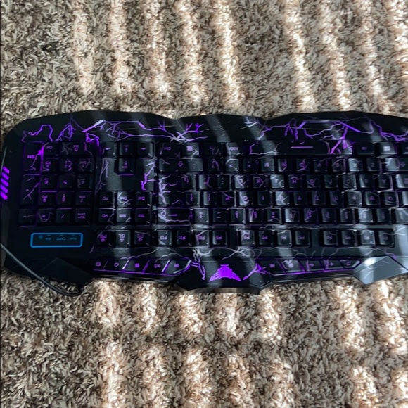 A wired keyboard with led lights - Picture 3 of 5